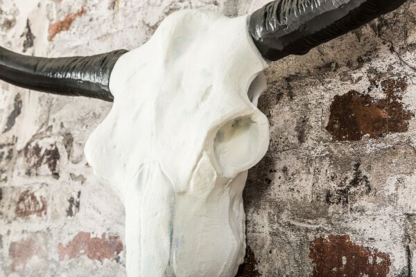 Sculpture murale en aluminium Crâne de buffle 68 cm en blanc noir