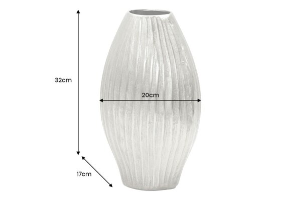 Vase décoratif en métal H : 32 cm en argent martelé à la main