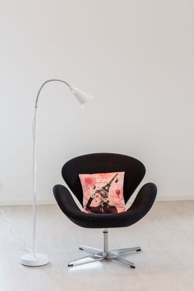 Stehleuchte Weiß Retro Design 140 cm klein aus Metall